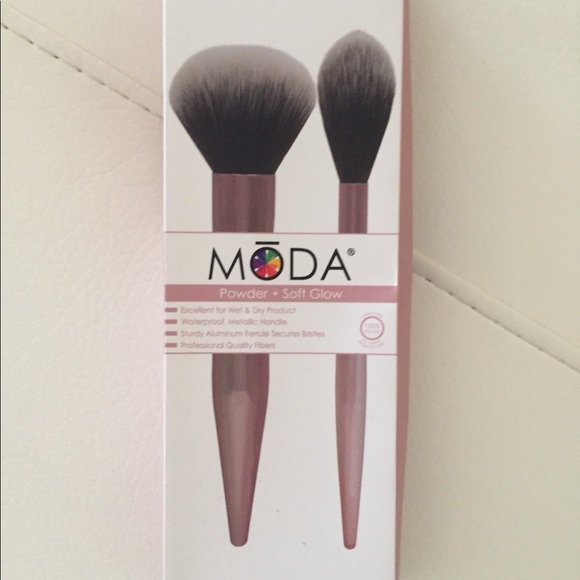 **SOLD**MODA 2-Piece Powder and Soft Glow Kit - Picture 1 of 3